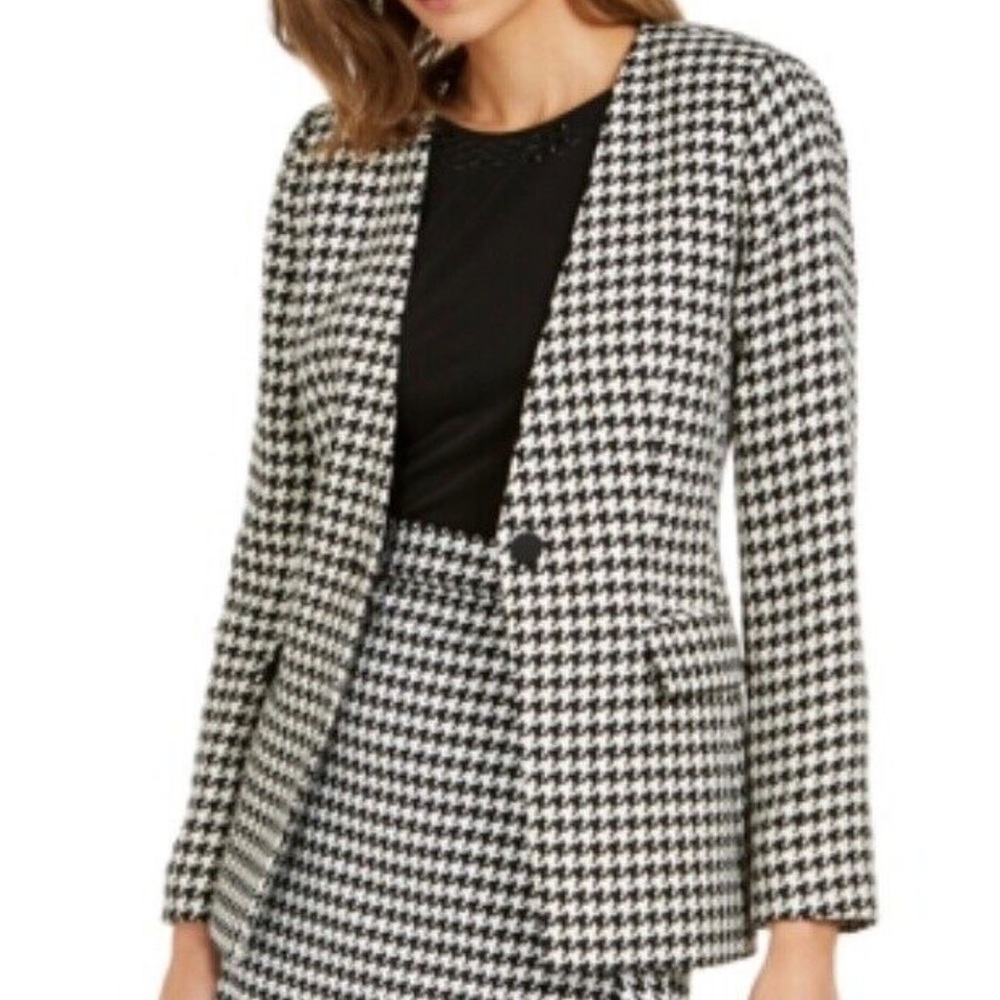 Set the trend! Calvin Klein fitted Women’s blazer.